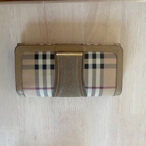 Burberry women wallet.